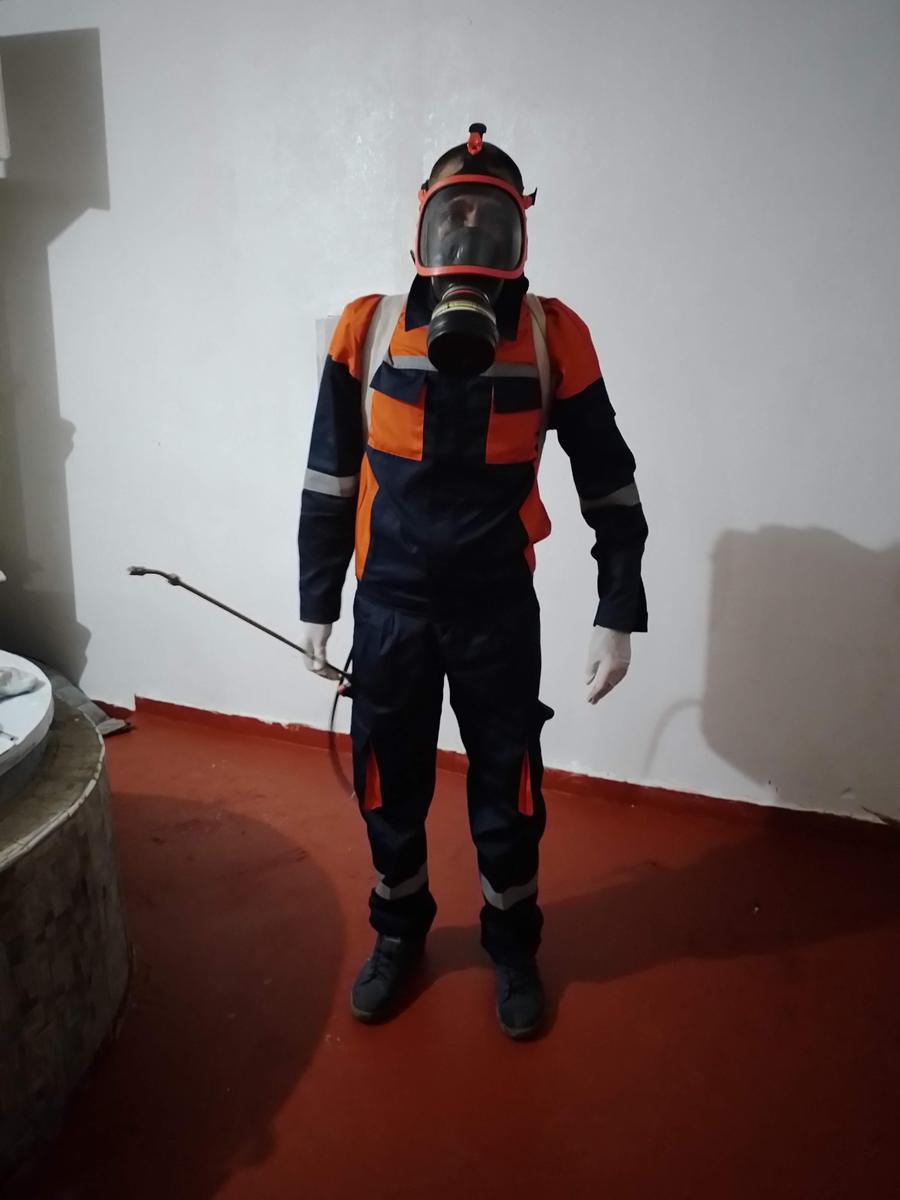 EPI complet — Rénova Ultra Services à Casablanca : Technicien équipé avant traitement périmétrique.